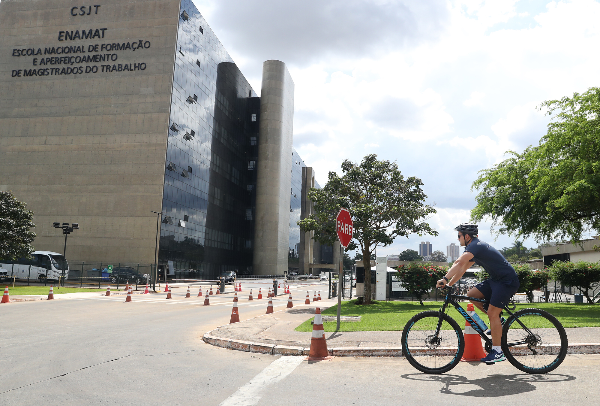 osmar com sua bicicleta em frente ao TST