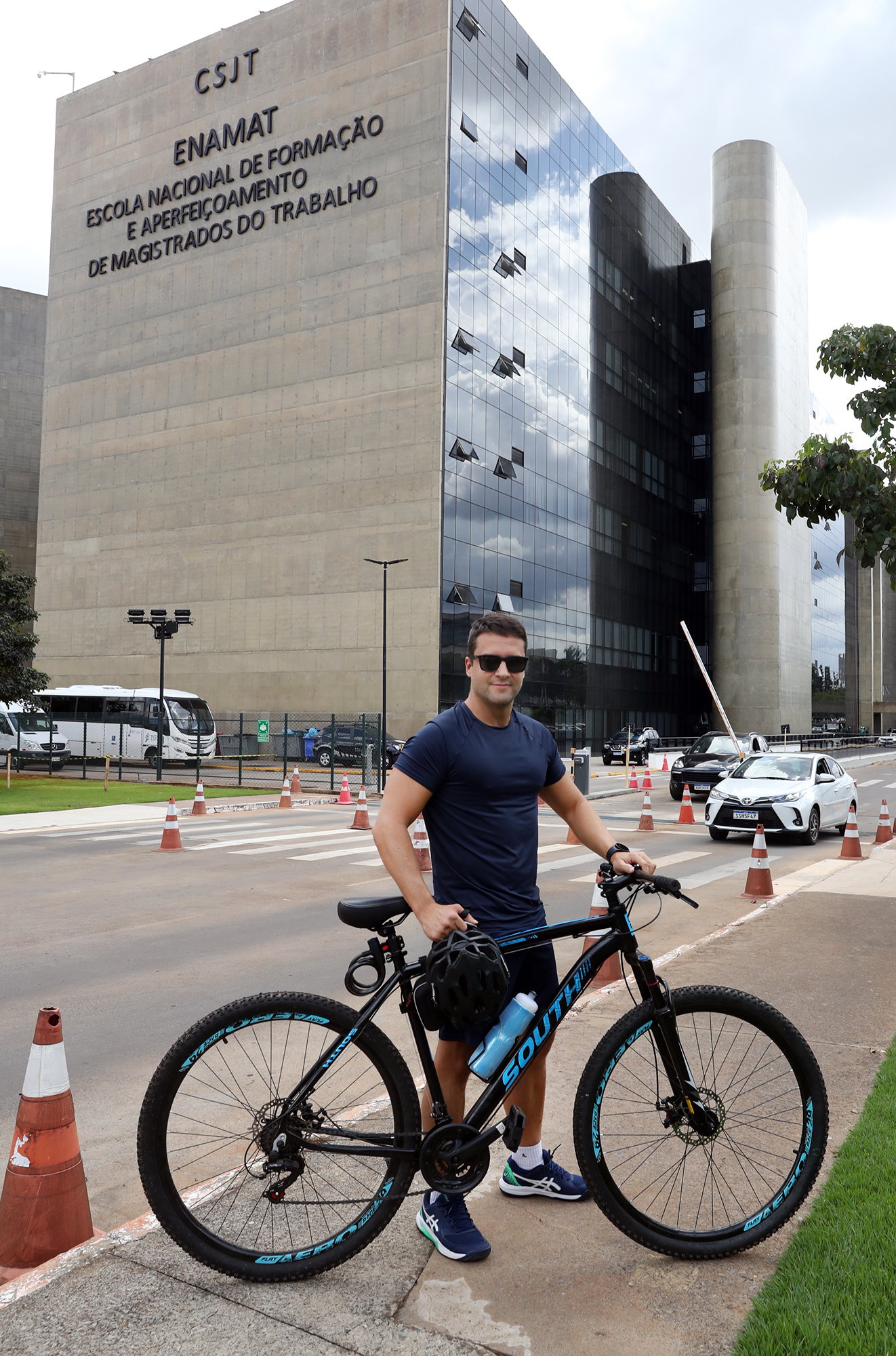 osmar com sua bicicleta em frente ao TST