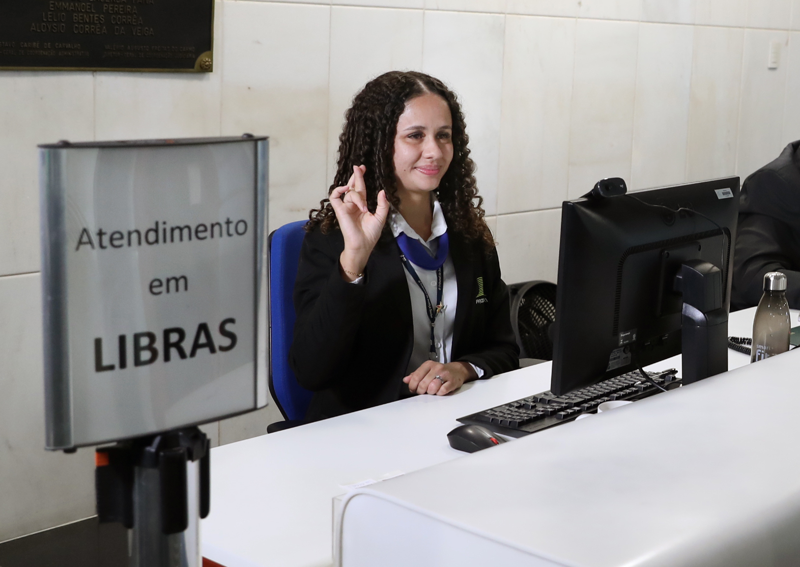 Thamiris Marques fazendo interpretação em libras