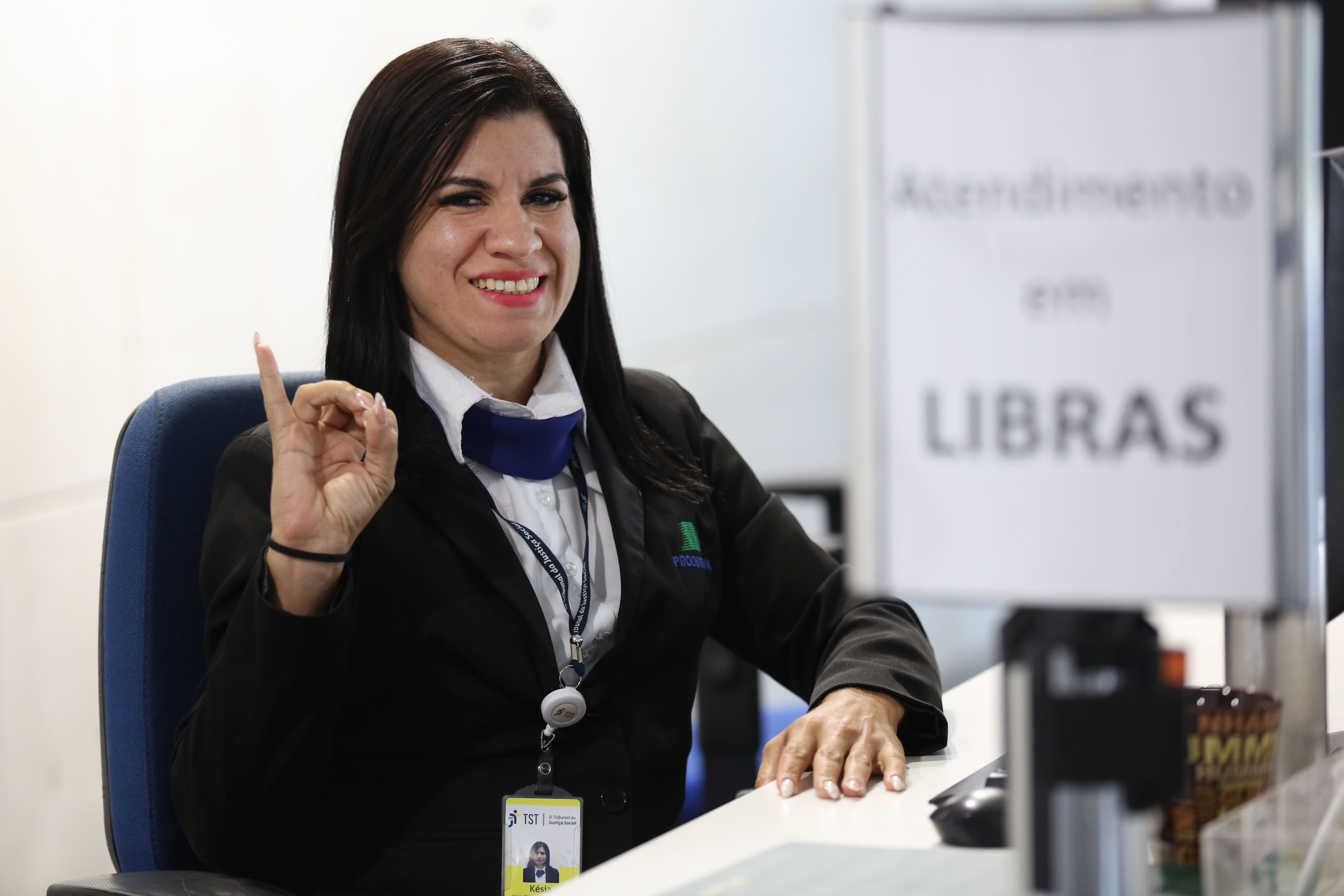 Kézia Linhares fazendo interpretação em libras