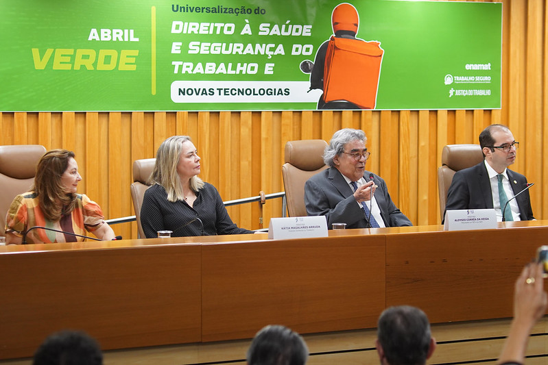 Abril Verde: seminário debate uso das novas tecnologias e os desafios para a universalização na saúde e segurança do trabalho