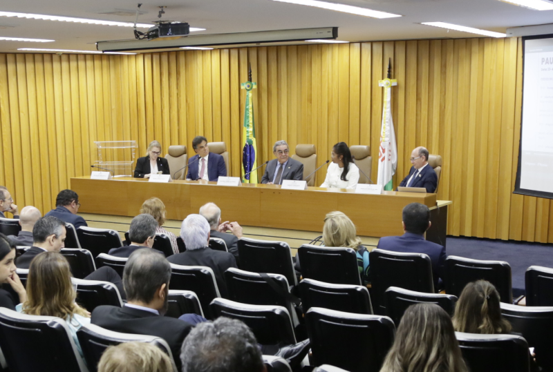 Presidente do TST e do CSJT debate segurança jurídica e diminuição da litigiosidade com TRTs